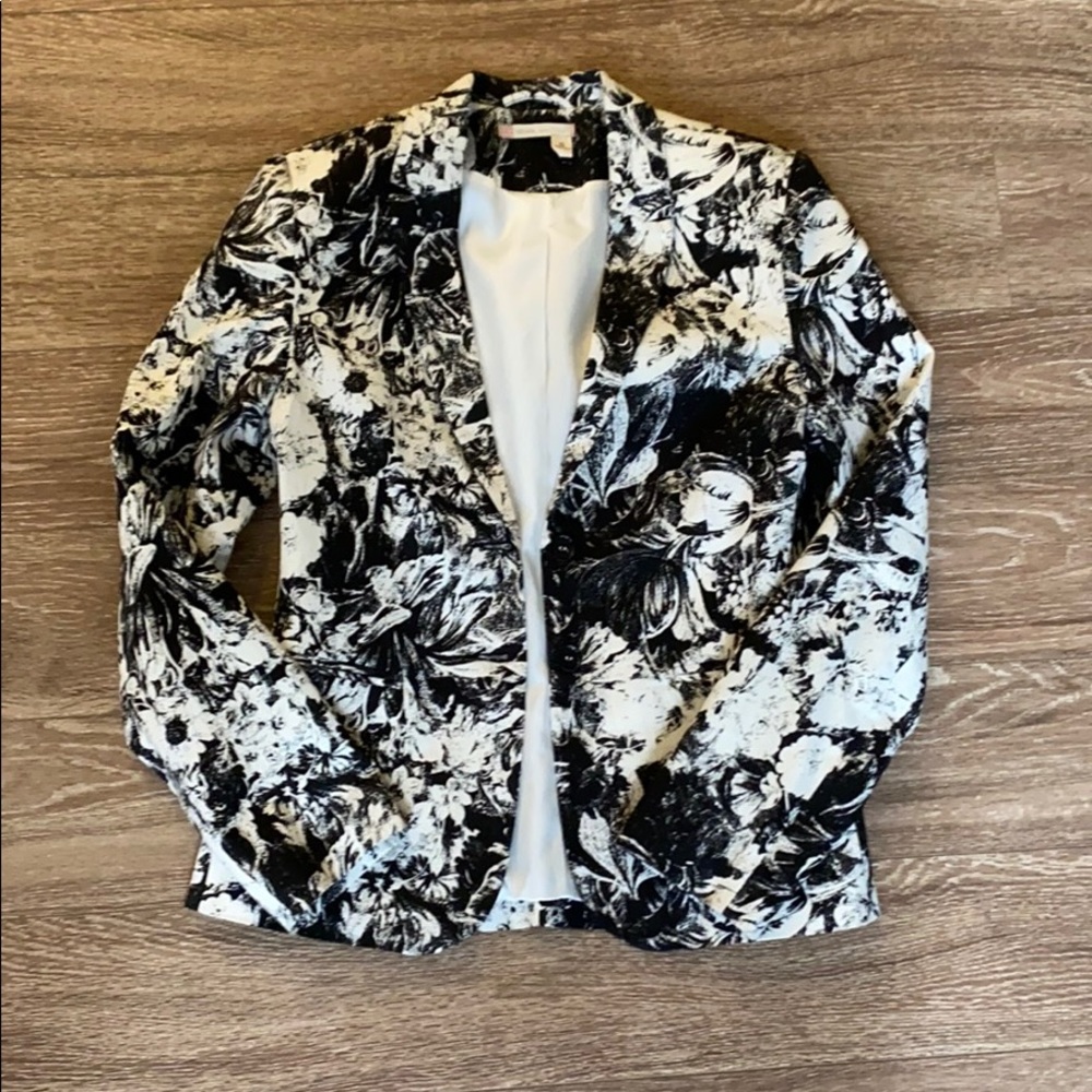 Black and white floral blazer sz S